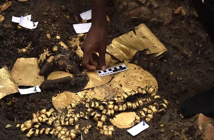 Hallan tumba ancestral repleta de oro y evidencias de sacrificios en Panamá