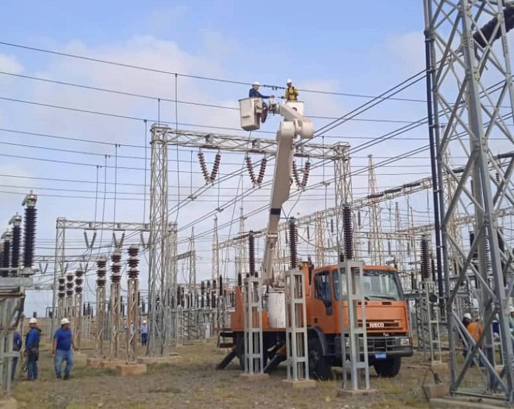 Mantenimiento a sistema de transmisión eléctrica fortalece suministro de energía en la península de Paraguaná