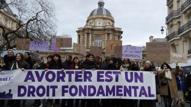 Francia se convierte en el primer país en inscribir el aborto en su Constitución