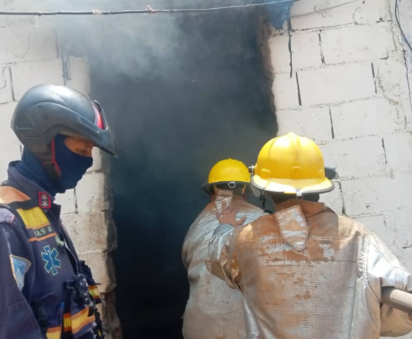 Bomberos Urbanos de Coro extinguen incendio residencial en Cabudare III