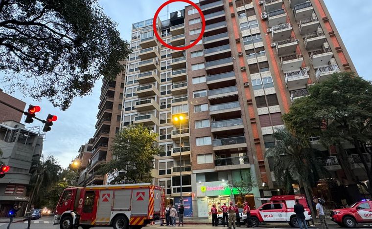 Un joven de 18 años se lanzó del piso 12 de un edificio en llamas
