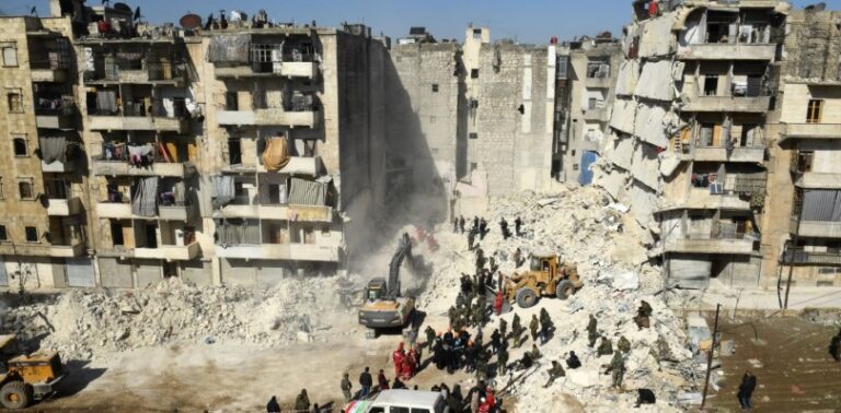 Decenas de muertos dejan ataques israelíes en Alepo