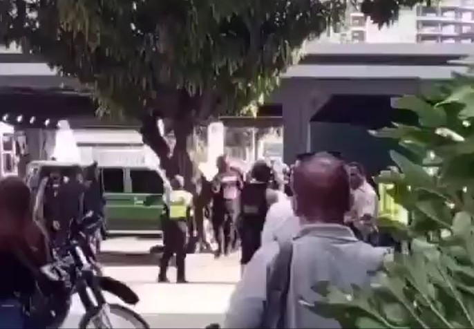 Viral| Se subió a una mata de mango para no ser atrapado por la Policía en Las Mercedes, Caracas