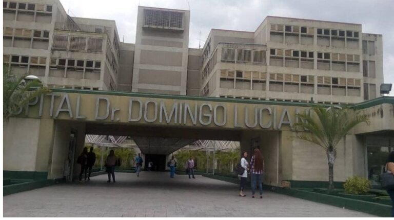 Pacientes con cáncer duermen fuera de un hospital de Caracas a la espera citas para radioterapias