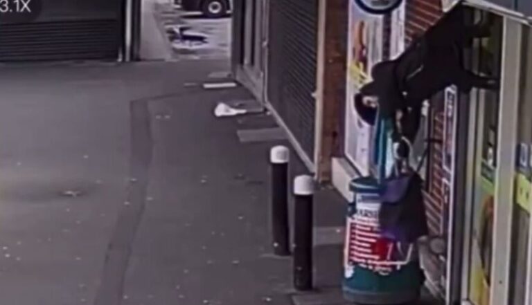 Viral| Una mujer quedó colgada de la puerta de un supermercado