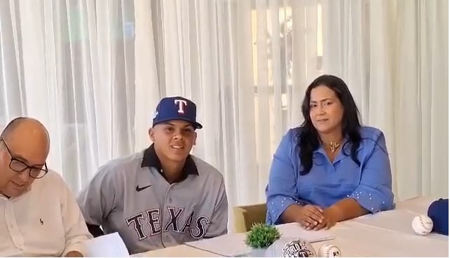 Receptor falconiano firma con la organización de los Rangers de Texas
