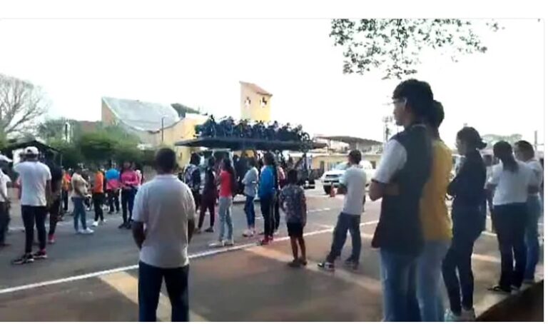 Carretera Lara-Zulia es trancada para exigir máquinas del Registro Electoral en El Venado