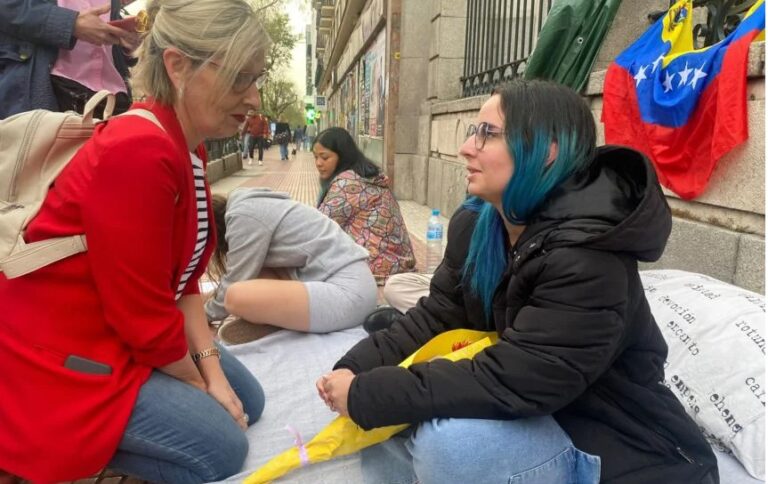 Venezolana pone fin a huelga de hambre después de que se abriera el Registro Electoral en Madrid