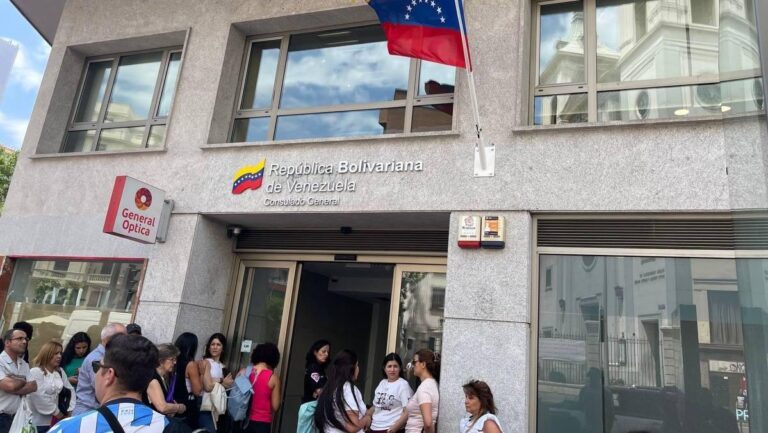Venezolanos en Madrid exigen poder registrarse para votar en las presidenciales