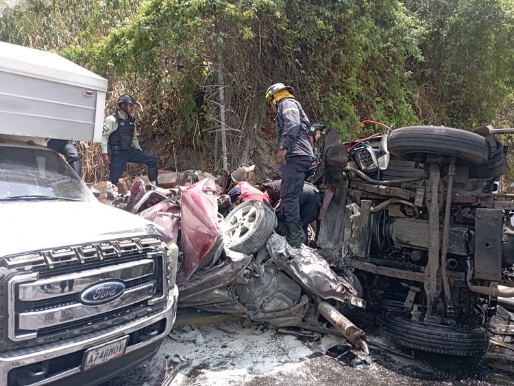 Dos muertos y siete heridos deja accidente vial en El Marqués