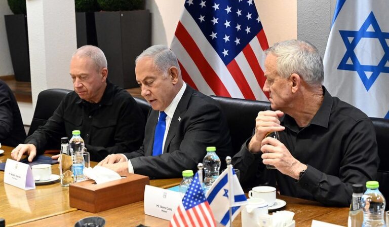 Gabinete de Guerra israelí acuerda negociar tregua en Qatar