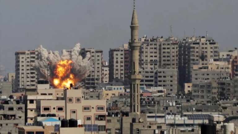 Israel y Hamás se enfrentan en intensos combates cerca de importantes hospitales en Gaza