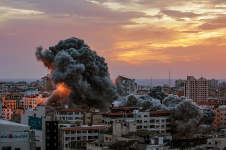 Israel bombardea Gaza y combate a Hamás en zonas de hospitales