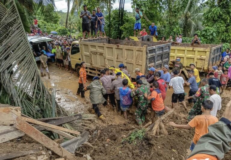 Inundaciones y deslizamientos dejan 26 muertos en Indonesia