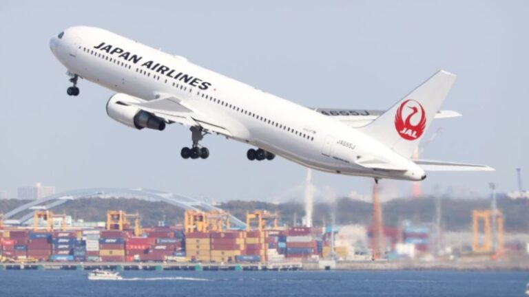 Japan Airlines comprará 32 aviones Airbus y 10 Boeing