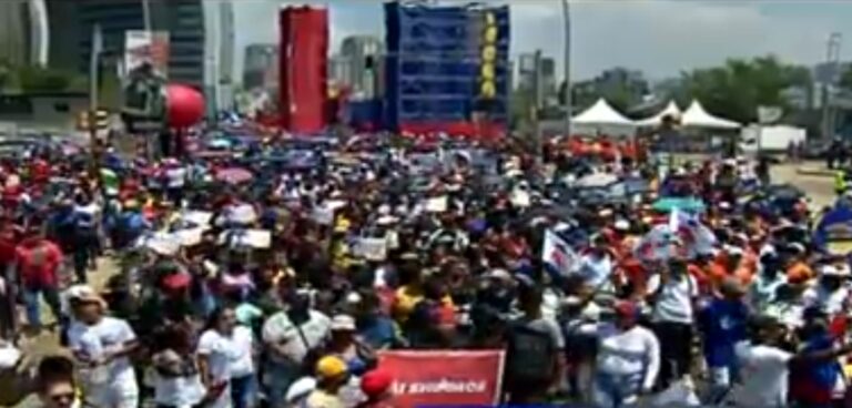 Arrancó la marcha chavista para acompañar al presidente Maduro a inscribir su candidatura