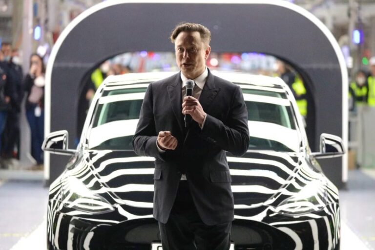 Elon Musk visita la planta de Tesla en Alemania que fue saboteada