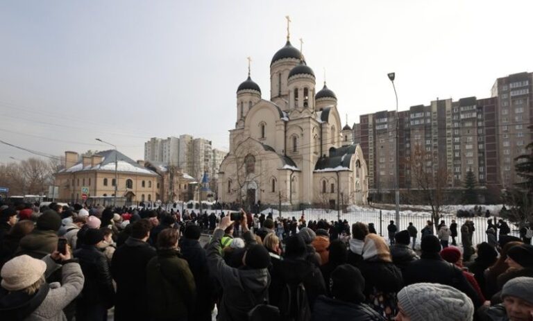 Miles de rusos se congregan para despedir a Navalni