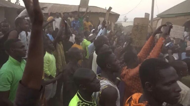 Fuerzas de seguridad de Nigeria se movilizan para encontrar a más de 200 alumnos secuestrados