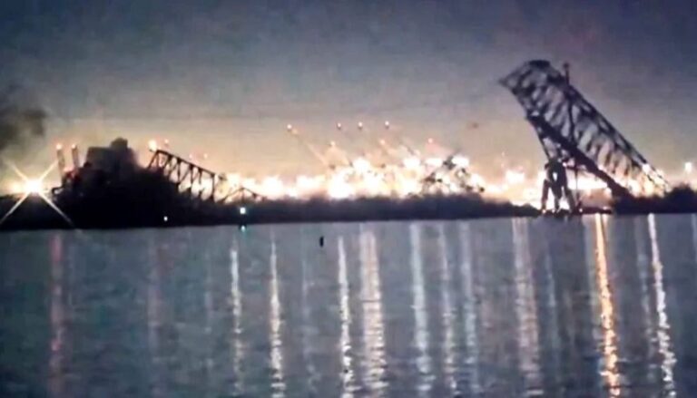 Un puente se derrumba en EEUU tras ser impactado por un barco en sus bases