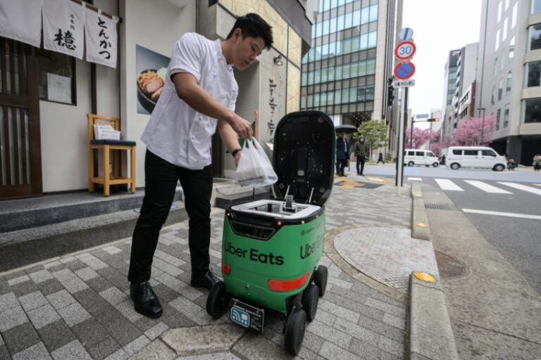 Uber Eats empieza repartos con robots en Tokio