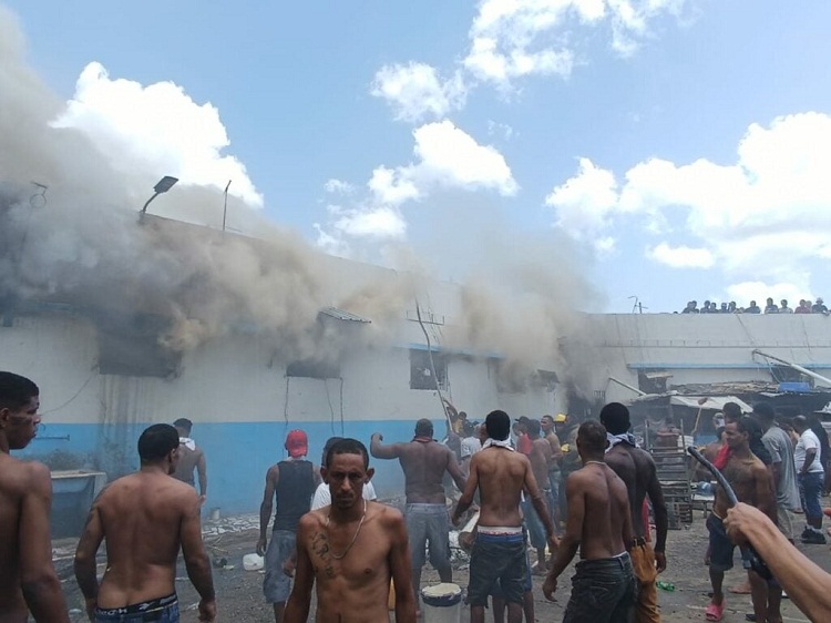 Tres reclusos mueren en incendio de una cárcel en República Dominicana