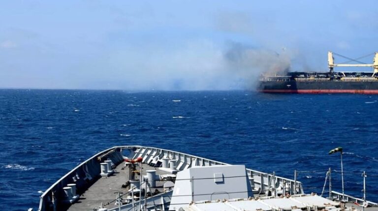 Un ataque contra un buque frente a las costas de Yemen deja tres muertos, según la tripulación