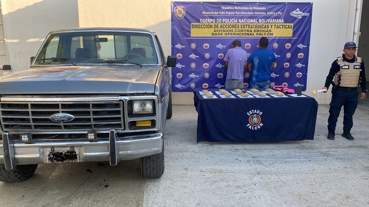 DCD de la PNB detuvo a dos hombres tras incautar 10 panelas de droga en Los Taques