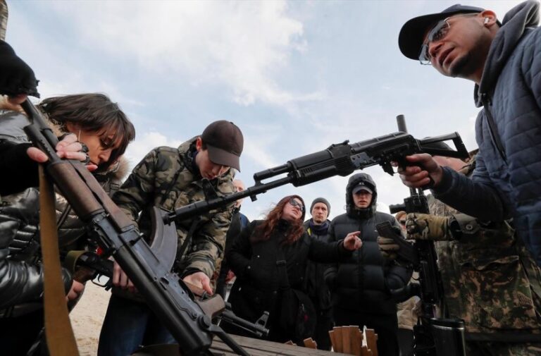 Los mandatarios de la UE retoman la discusión sobre el envío de armas a Ucrania