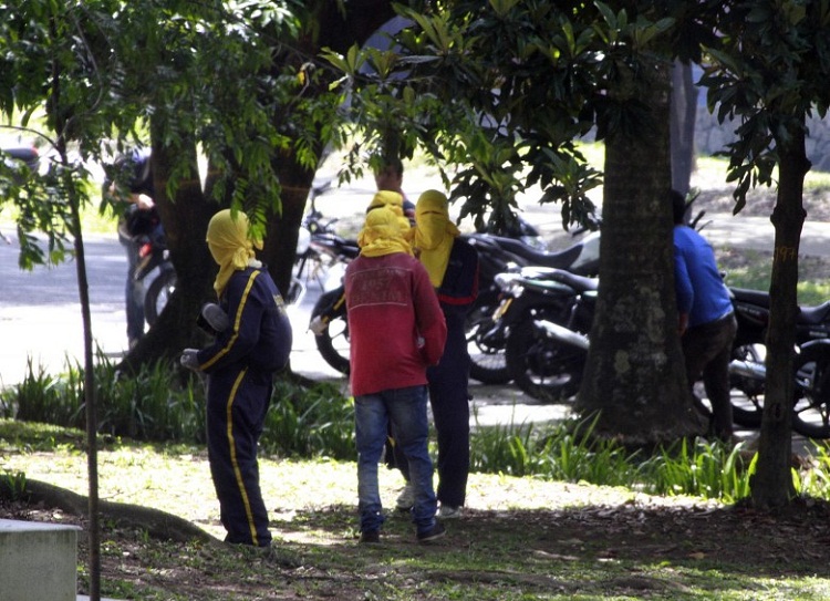 Encapuchados detonan bomba y roban carro de Policía en Universidad de Antioquia