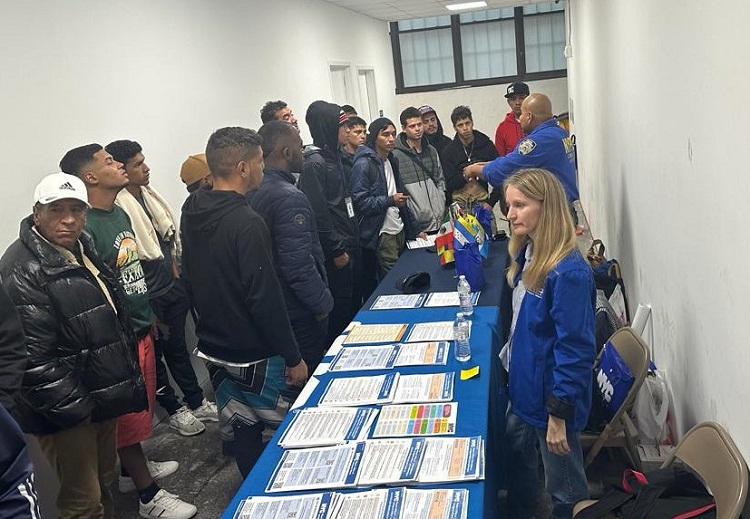 Alcaldía de Nueva York entrega tarjetas de débito a familias inmigrantes