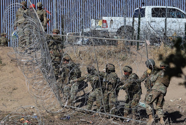 Policía de Texas estaría usando balas de goma contra migrantes en frontera con México