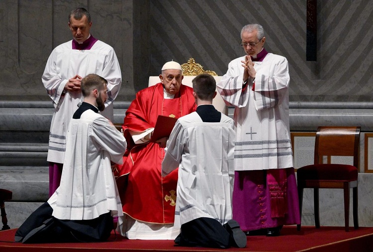 El Papa Francisco dirige la misa del Viernes Santo antes de la procesión en el Coliseo