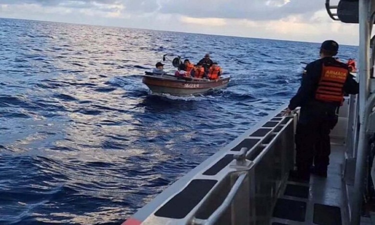 Rescatan a 17 migrantes venezolanos, iraníes y rumanos a 33 kilómetros de San Andrés