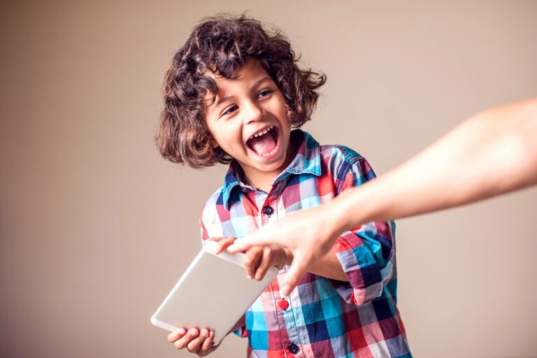 Estudio: Niños que pasan más tiempo frente a pantallas podrían dejar de aprender más de mil palabras nuevas