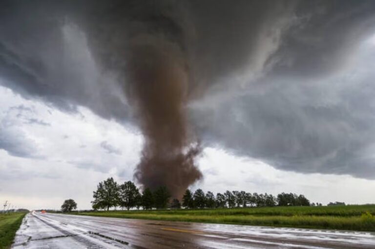Un tornado mata a tres personas en el Medio Oeste de EEUU
