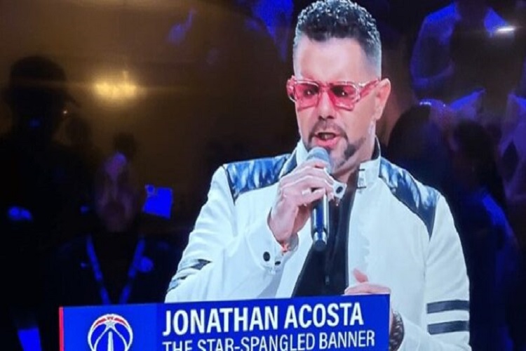 Venezolano Jonathan Acosta canta himno de EEUU en un juego de la NBA