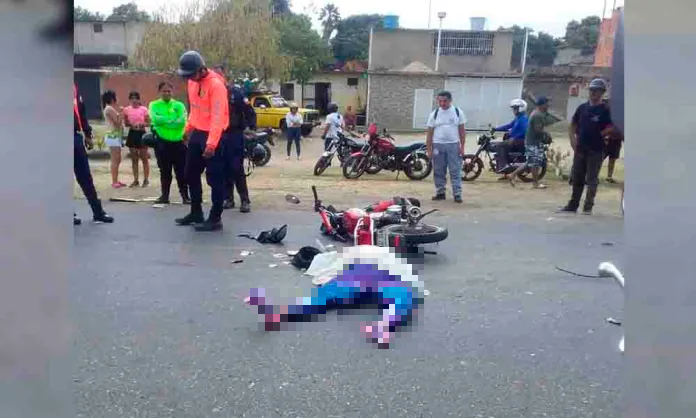 Mujer murió en choque entre gandola y una motocicleta