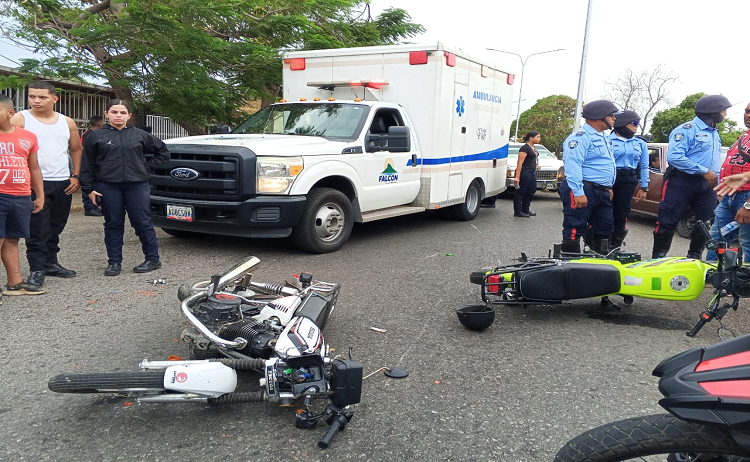 Colisión entre motos deja tres lesionados leves en la avenida Alí Primera
