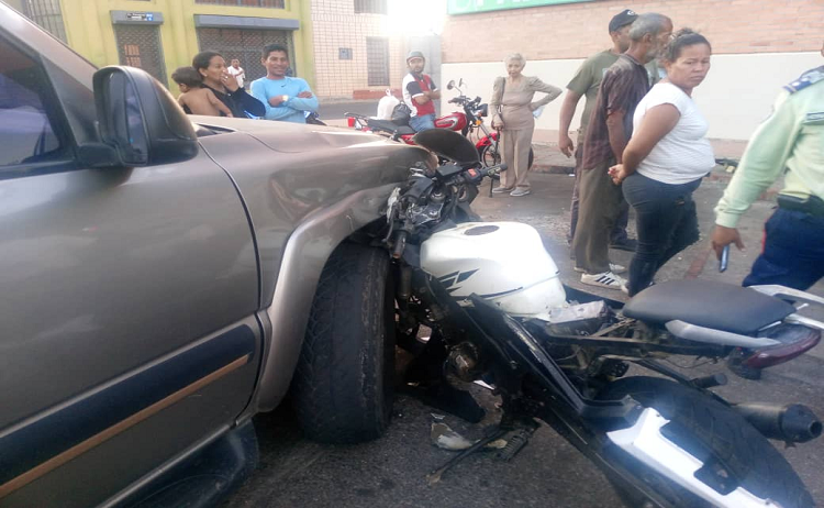 Lesionado detective del Cicpc en colisión de moto y vehículo en Punto Fijo