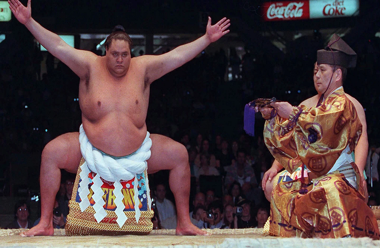 Muere Taro Akebono, el primer gran campeón de sumo nacido fuera de Japón