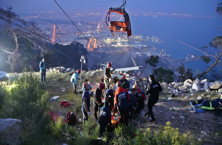 Prosigue el rescate de 43 personas tras un accidente de teleférico en Turquía