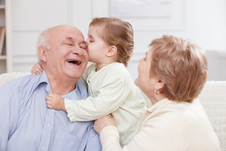 Estudio: Visitar una vez al mes a un abuelo aumenta su esperanza de vida