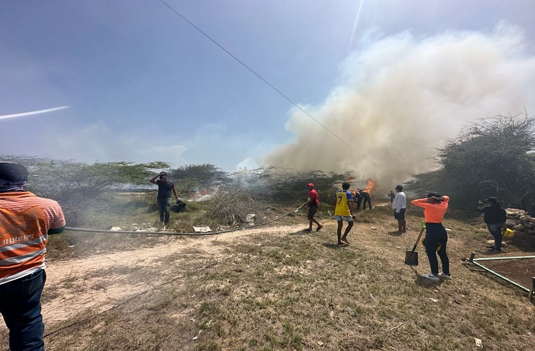 Pobladores, GNB y conductor de cisterna ayudan a extinguir incendio de vegetación en Adícora