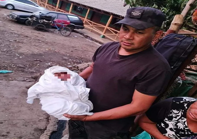 El Salvador: Policías rescatan a recién nacido abandonado en fosa séptica