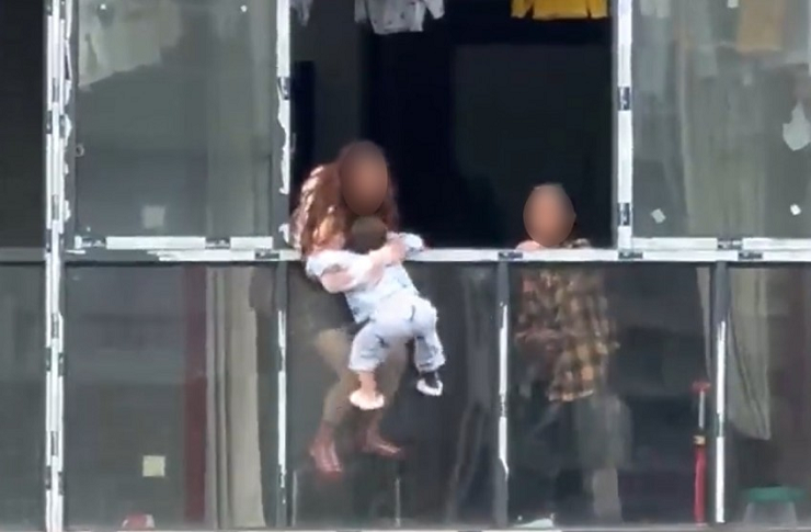 China| Mujer arroja a su hijo desde el piso 22 de un edificio