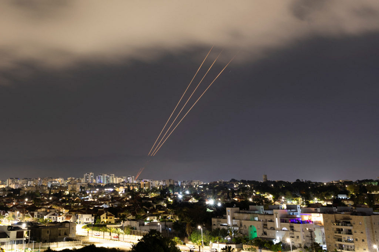 Israel ‘se está preparando para cualquier eventualidad’ después de los ataques iraníes, Teherán amenaza con una ‘respuesta mayor’ si es atacado