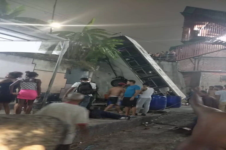 Autobús con varios pasajeros cayó de un elevado en la carretera Petare-Guarenas