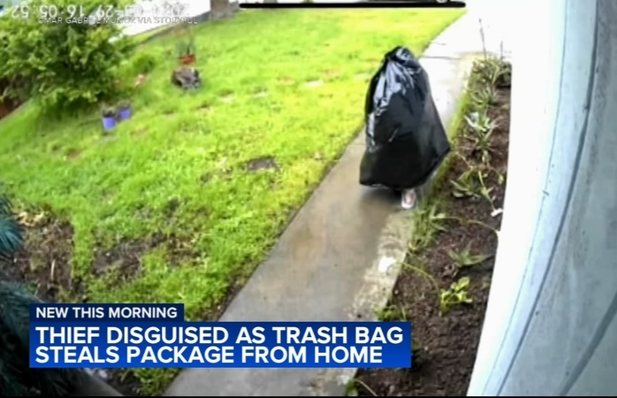 Ladrón se disfraza de una bolsa de basura para robar paquetes