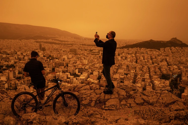 Los cielos de Atenas se vuelven naranjas ‘apocalípticos’ debido a la tormenta de polvo del Sahara